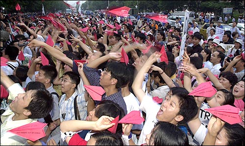 지난 17일, 중고등학생들이 미군측에 보내는 요구사항을 적은 종이비행기를 미2사단 안으로 날려보내고 있다. 